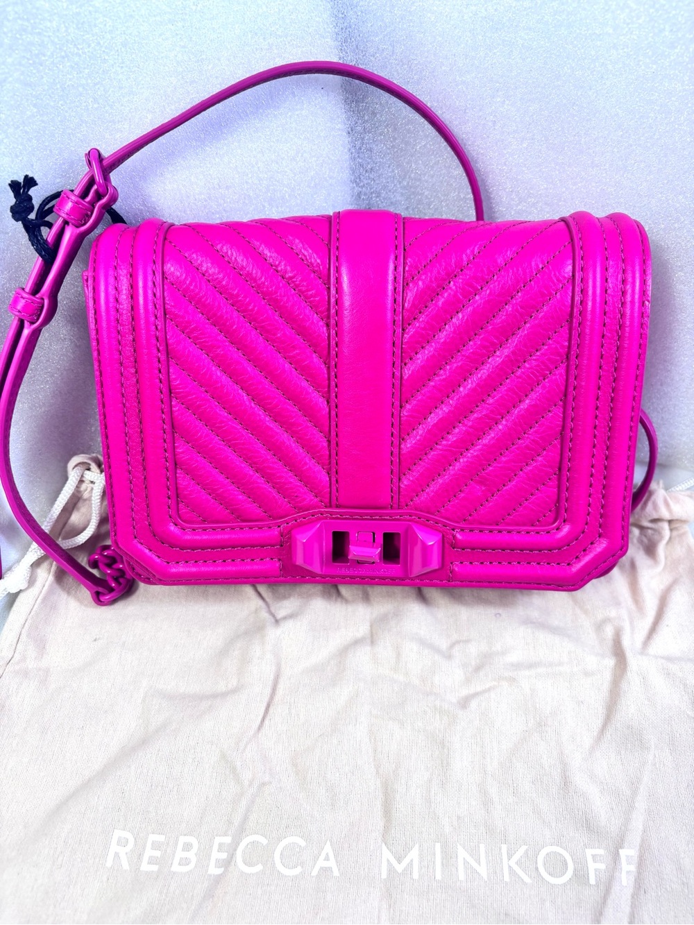 Rebecca Minkoff Chevron Quilted Sm Love C/B. Acid Pink.
